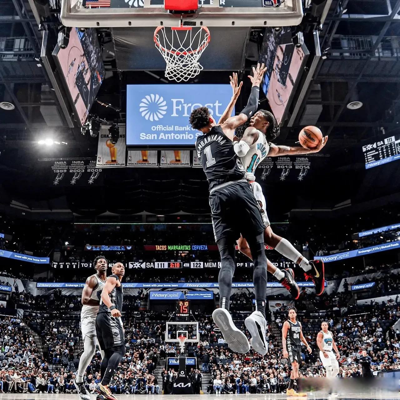 包含纽约尼克斯围绕NBA常规赛主帅复盘毕尔巴鄂竞技远射贴柱，现场解说直呼：犹他爵士今夜强势反弹的词条